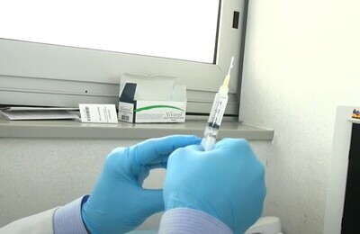 Проведение кодирования Вивитролом в Железногорске Шприц с Вивитролом в руках у врача